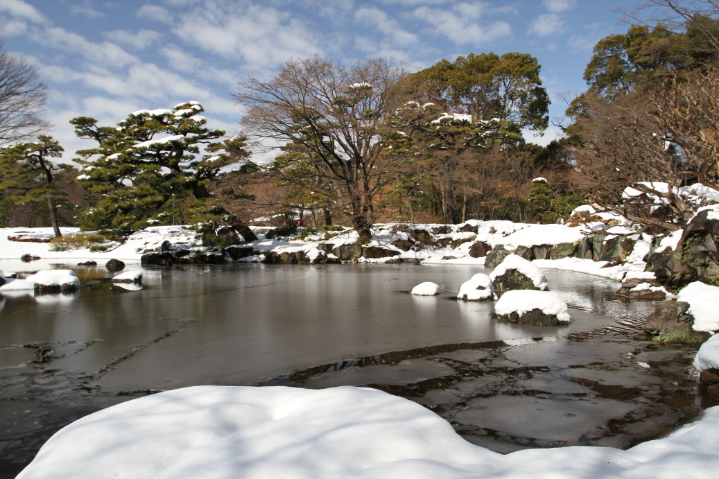 Vodní zahrada Imperial Palace pod sněhovou duchnou ...